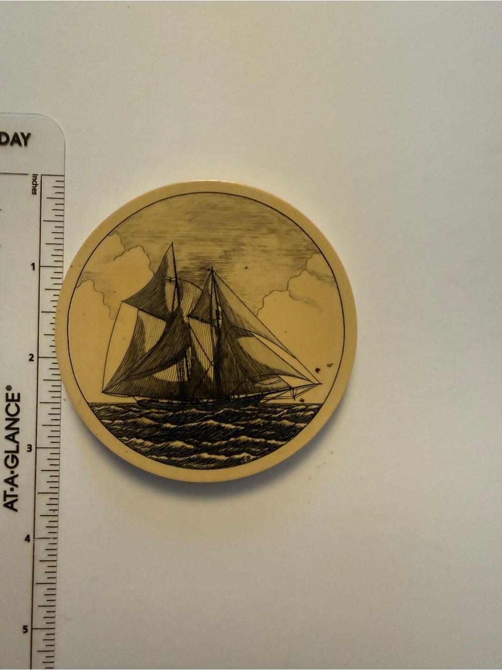 Vintage Barlow “scrimshaw” coasters in synthetic resin. Ca. 1978-1984. - Picture 5 of 5